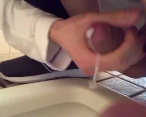 【素人撮影】公衆トイレでオナニーしてみた! 濃厚ザーメンを臭い便器に向けて射精してやったぜ!（無修正）