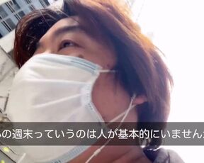 ビルとビルの隙間を歩く男