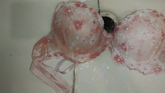 Piss-covered pink bra! hentai boy is pissing to pink bra! - NanoVids