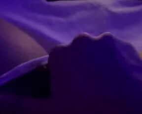 Masturbo mi coño peludo mientras miro hentai