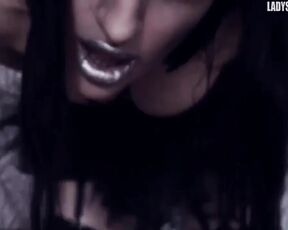 Get yourself out with these gloves